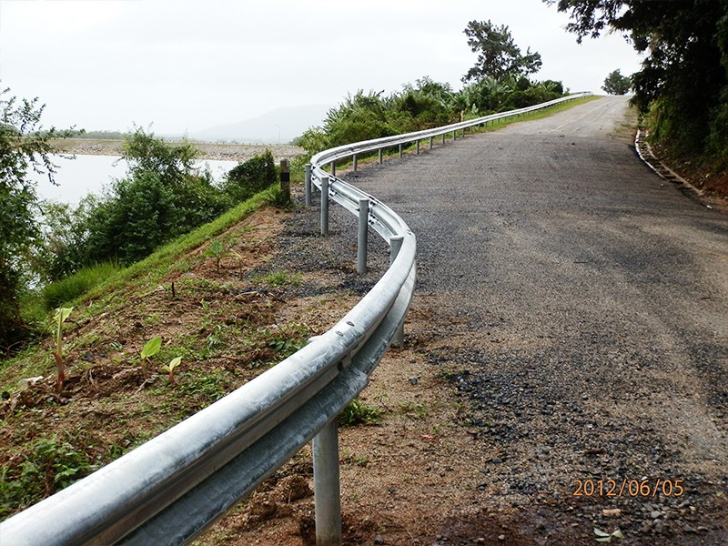 ติดตั้งราวกันตก (Guardrail) บริเวณอ่างเก็บน้ำบางเหนียวดำ จ.ภูเก็ต